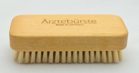 Ärzte Handwaschbürste, weiche Naturborsten, 7 Reihen, Griffmulde für guten Halt.
